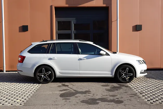 SKODA Octavia 1.5 G-tec Style "* CH Auto * 8 Roues * Capteurs avant/arrière * Tempomat Adaptatif * Clim Auto * Crochet attelage *"