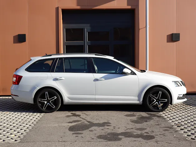 SKODA Octavia 1.5 G-tec Style "* CH Auto * 8 Roues * Capteurs avant/arrière * Tempomat Adaptatif * Clim Auto * Crochet attelage *"