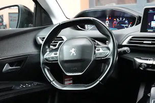 PEUGEOT 3008 1.2 PureTech "* CH Auto * Toit Panoramique * Climatisation Bi-zone * GPS * Aide au Stationnement * Cuir / Tissu *"