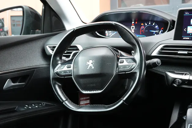 PEUGEOT 3008 1.2 PureTech "* CH Auto * Toit Panoramique * Climatisation Bi-zone * GPS * Aide au Stationnement * Cuir / Tissu *"