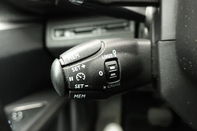 PEUGEOT 3008 1.2 PureTech "* CH Auto * Toit Panoramique * Climatisation Bi-zone * GPS * Aide au Stationnement * Cuir / Tissu *"