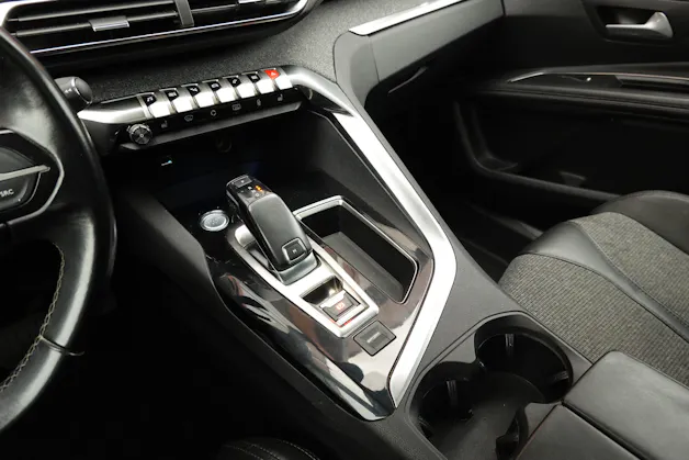 PEUGEOT 3008 1.2 PureTech "* CH Auto * Toit Panoramique * Climatisation Bi-zone * GPS * Aide au Stationnement * Cuir / Tissu *"