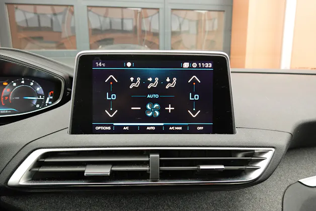 PEUGEOT 3008 1.2 PureTech "* CH Auto * Toit Panoramique * Climatisation Bi-zone * GPS * Aide au Stationnement * Cuir / Tissu *"