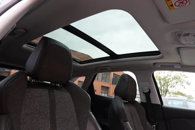 PEUGEOT 3008 1.2 PureTech "* CH Auto * Toit Panoramique * Climatisation Bi-zone * GPS * Aide au Stationnement * Cuir / Tissu *"