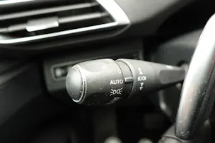 PEUGEOT 3008 1.2 PureTech "* CH Auto * Toit Panoramique * Climatisation Bi-zone * GPS * Aide au Stationnement * Cuir / Tissu *"