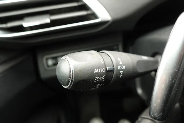 PEUGEOT 3008 1.2 PureTech "* CH Auto * Toit Panoramique * Climatisation Bi-zone * GPS * Aide au Stationnement * Cuir / Tissu *"