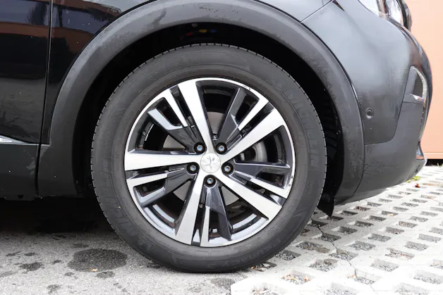 PEUGEOT 3008 1.2 PureTech "* CH Auto * Toit Panoramique * Climatisation Bi-zone * GPS * Aide au Stationnement * Cuir / Tissu *"