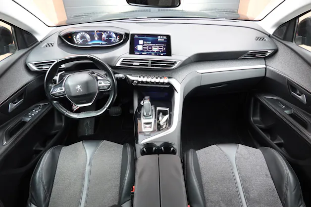 PEUGEOT 3008 1.2 PureTech "* CH Auto * Toit Panoramique * Climatisation Bi-zone * GPS * Aide au Stationnement * Cuir / Tissu *"