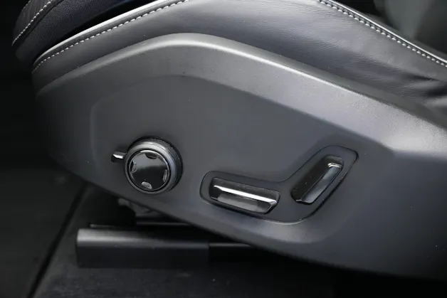 VOLVO XC60 T8 eAWD PluginHybrid Ultimate Dark Geartronic Black Edition Ultra *Luftfahrwerk* *B&W*