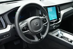 VOLVO XC60 T8 eAWD PluginHybrid Ultimate Dark Geartronic Black Edition Ultra *Luftfahrwerk* *B&W*