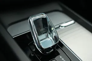 VOLVO XC60 T8 eAWD PluginHybrid Ultimate Dark Geartronic Black Edition Ultra *Luftfahrwerk* *B&W*
