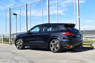 PORSCHE CAYENNE TURBO S BLACK l 551 PS