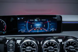 MERCEDES-BENZ A 35 AMG 4matic / Facelift / Panorama-Schiebedach / Rückfahrkamera