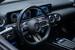 MERCEDES-BENZ A 35 AMG 4matic / Facelift / Panorama-Schiebedach / Rückfahrkamera