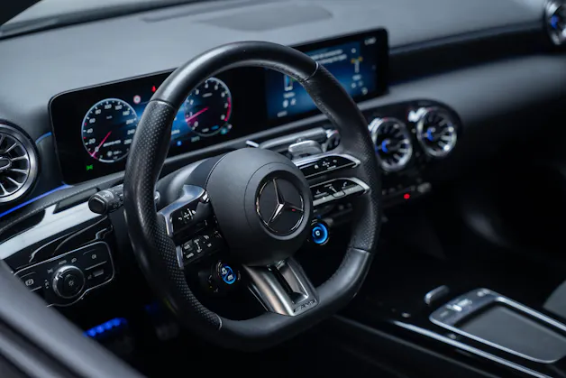 MERCEDES-BENZ A 35 AMG 4matic / Facelift / Panorama-Schiebedach / Rückfahrkamera