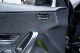 MERCEDES-BENZ A 35 AMG 4matic / Facelift / Panorama-Schiebedach / Rückfahrkamera