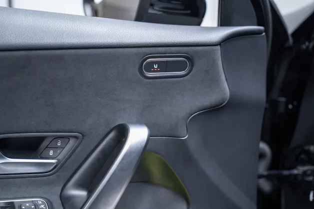 MERCEDES-BENZ A 35 AMG 4matic / Facelift / Panorama-Schiebedach / Rückfahrkamera
