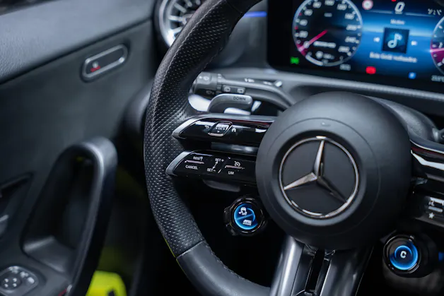 MERCEDES-BENZ A 35 AMG 4matic / Facelift / Panorama-Schiebedach / Rückfahrkamera