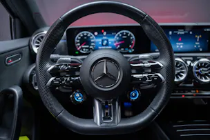 MERCEDES-BENZ A 35 AMG 4matic / Facelift / Panorama-Schiebedach / Rückfahrkamera