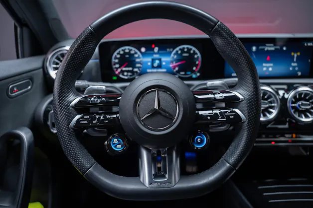 MERCEDES-BENZ A 35 AMG 4matic / Facelift / Panorama-Schiebedach / Rückfahrkamera