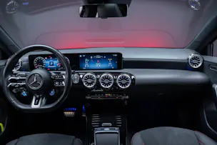 MERCEDES-BENZ A 35 AMG 4matic / Facelift / Panorama-Schiebedach / Rückfahrkamera