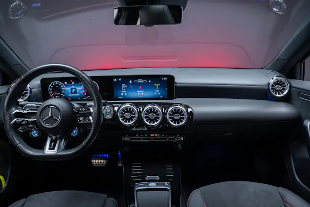 MERCEDES-BENZ A 35 AMG 4matic / Facelift / Panorama-Schiebedach / Rückfahrkamera