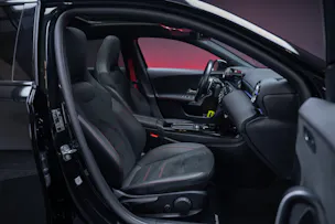 MERCEDES-BENZ A 35 AMG 4matic / Facelift / Panorama-Schiebedach / Rückfahrkamera