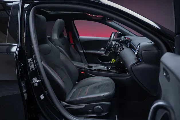MERCEDES-BENZ A 35 AMG 4matic / Facelift / Panorama-Schiebedach / Rückfahrkamera