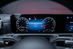 MERCEDES-BENZ A 35 AMG 4matic / Facelift / Panorama-Schiebedach / Rückfahrkamera