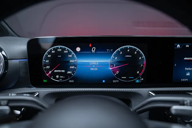 MERCEDES-BENZ A 35 AMG 4matic / Facelift / Panorama-Schiebedach / Rückfahrkamera