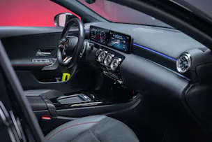 MERCEDES-BENZ A 35 AMG 4matic / Facelift / Panorama-Schiebedach / Rückfahrkamera