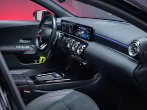 MERCEDES-BENZ A 35 AMG 4matic / Facelift / Panorama-Schiebedach / Rückfahrkamera