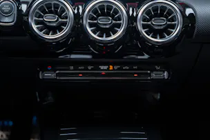 MERCEDES-BENZ A 35 AMG 4matic / Facelift / Panorama-Schiebedach / Rückfahrkamera