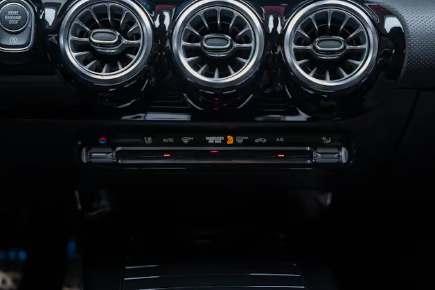 MERCEDES-BENZ A 35 AMG 4matic / Facelift / Panorama-Schiebedach / Rückfahrkamera