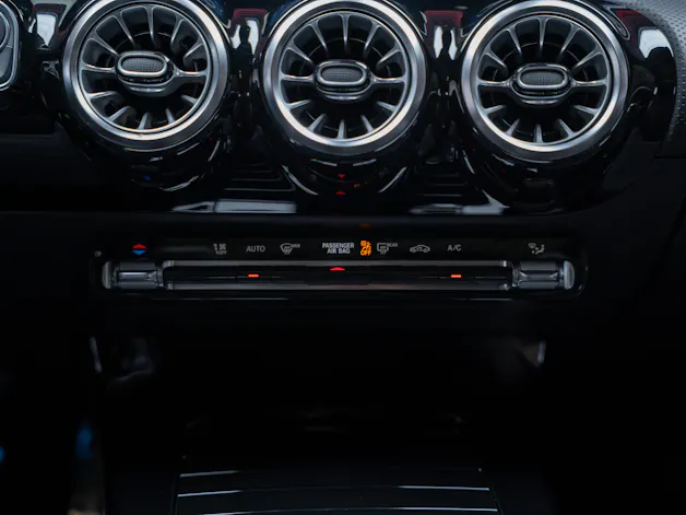 MERCEDES-BENZ A 35 AMG 4matic / Facelift / Panorama-Schiebedach / Rückfahrkamera