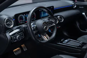 MERCEDES-BENZ A 35 AMG 4matic / Facelift / Panorama-Schiebedach / Rückfahrkamera