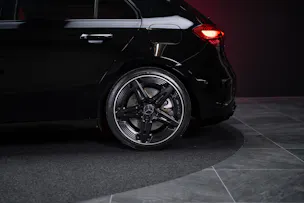 MERCEDES-BENZ A 35 AMG 4matic / Facelift / Panorama-Schiebedach / Rückfahrkamera