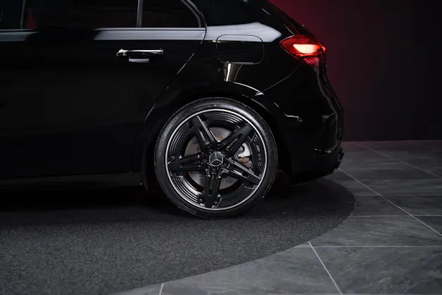 MERCEDES-BENZ A 35 AMG 4matic / Facelift / Panorama-Schiebedach / Rückfahrkamera