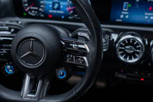MERCEDES-BENZ A 35 AMG 4matic / Facelift / Panorama-Schiebedach / Rückfahrkamera