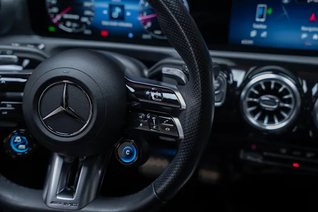 MERCEDES-BENZ A 35 AMG 4matic / Facelift / Panorama-Schiebedach / Rückfahrkamera
