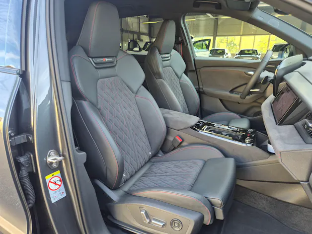 AUDI Q6 e-tron quattro