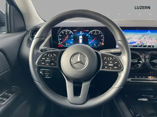 MERCEDES-BENZ GLA 180 7G-DCT
