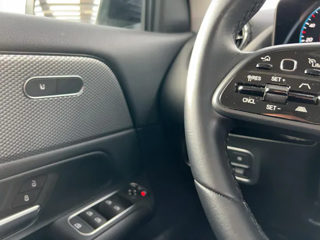 MERCEDES-BENZ GLA 180 7G-DCT