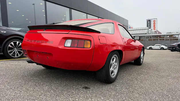 PORSCHE 928