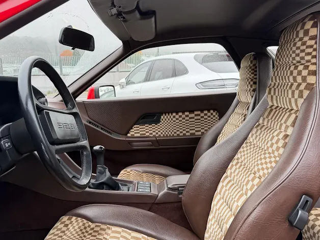 PORSCHE 928