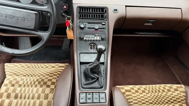PORSCHE 928