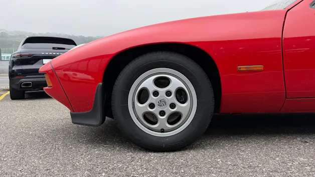 PORSCHE 928