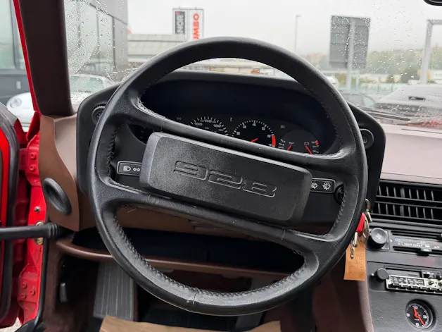 PORSCHE 928