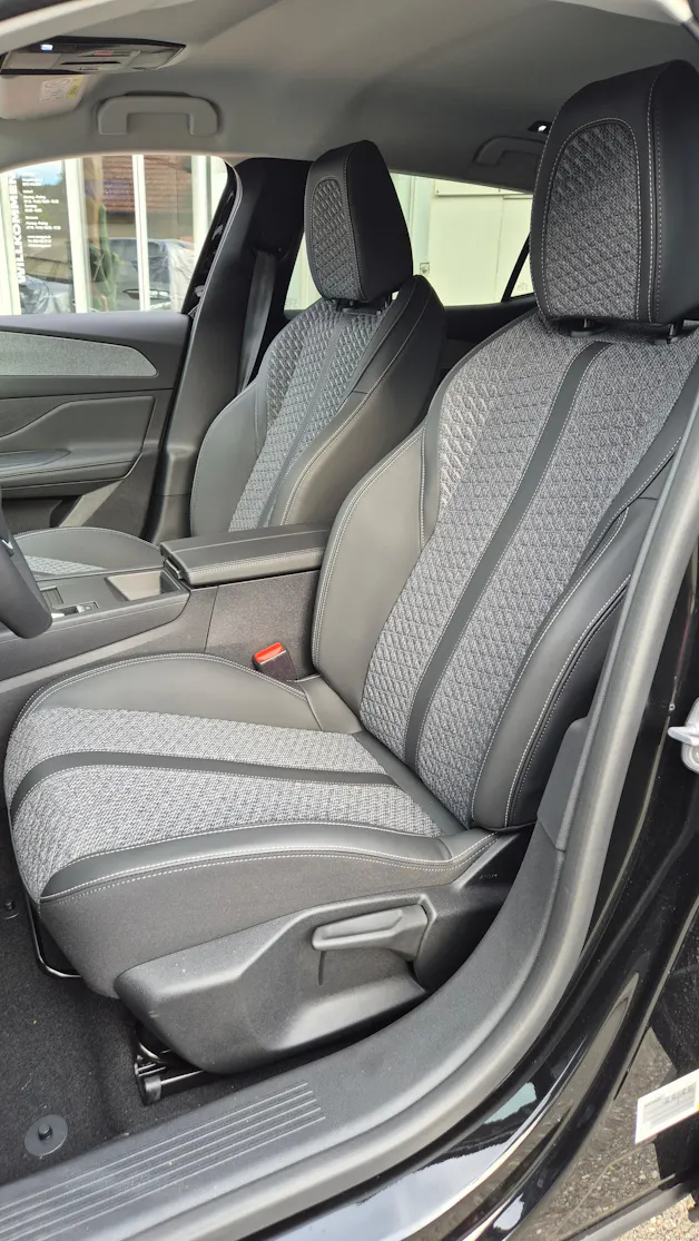 PEUGEOT 408 PHEV 225 BlackLion Helvetia