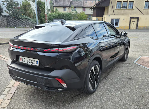 PEUGEOT 408 PHEV 225 BlackLion Helvetia